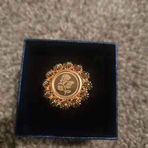 Elegant Gold Floral Brooch